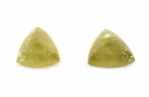 Lot de 2 grenats du Mali lâches, total env. 34,13 ct, triangles à facettes bombées, prix estimé :