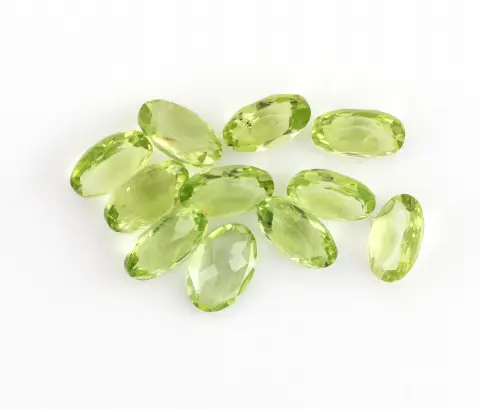 Lot 11 péridots en vrac, total env. 4,45 ct, facettés ovales