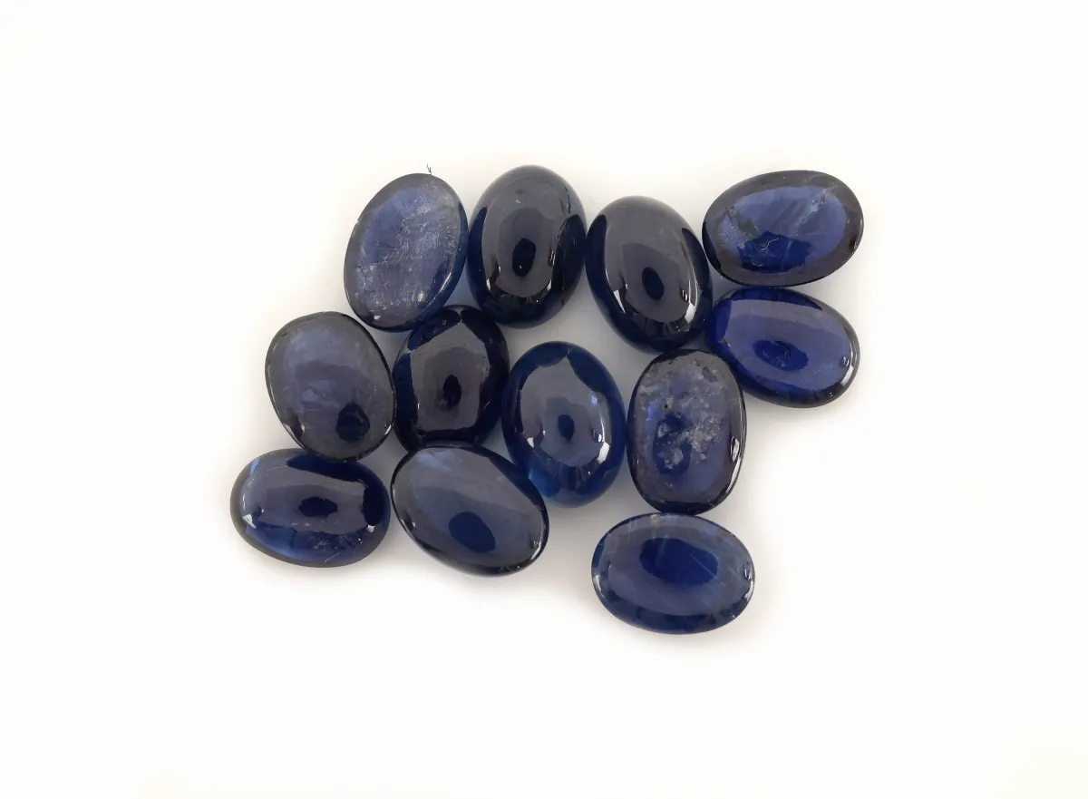 Lot 12 lose Saphir-Cabochons, zus. ca. 15.00 ct, oval in versch. Größen Schätzpreis: