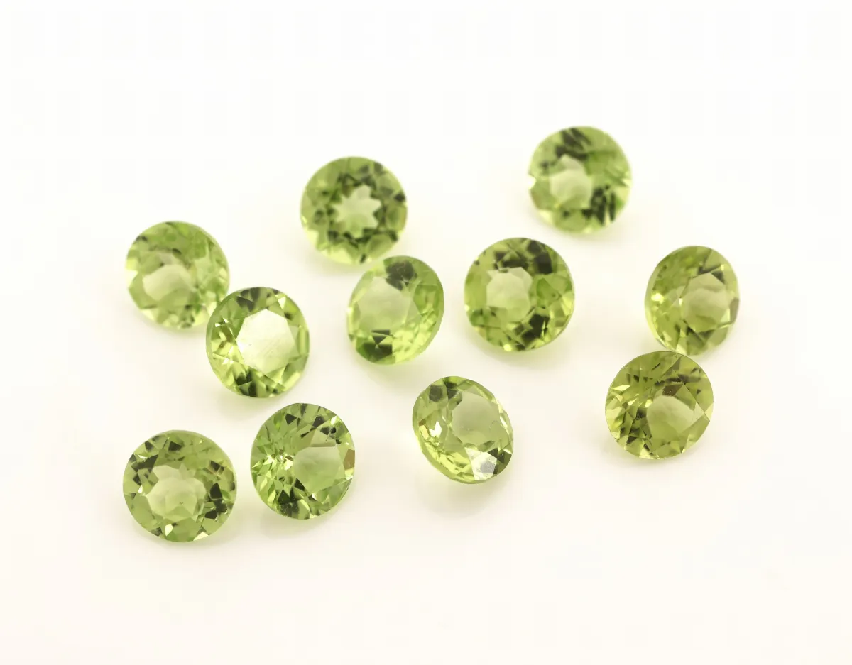 Lot 11 lose Peridots, zus. ca. 5.75 ct, rundfacett. Schätzpreis: 500, - EUR