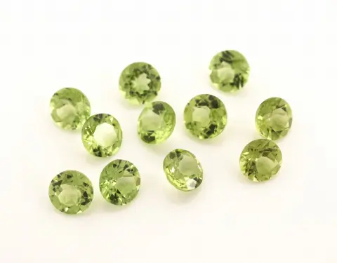 Lot de 11 péridots lâches, total env. 5,75 ct, taille ronde, estimation : 500 EUR
