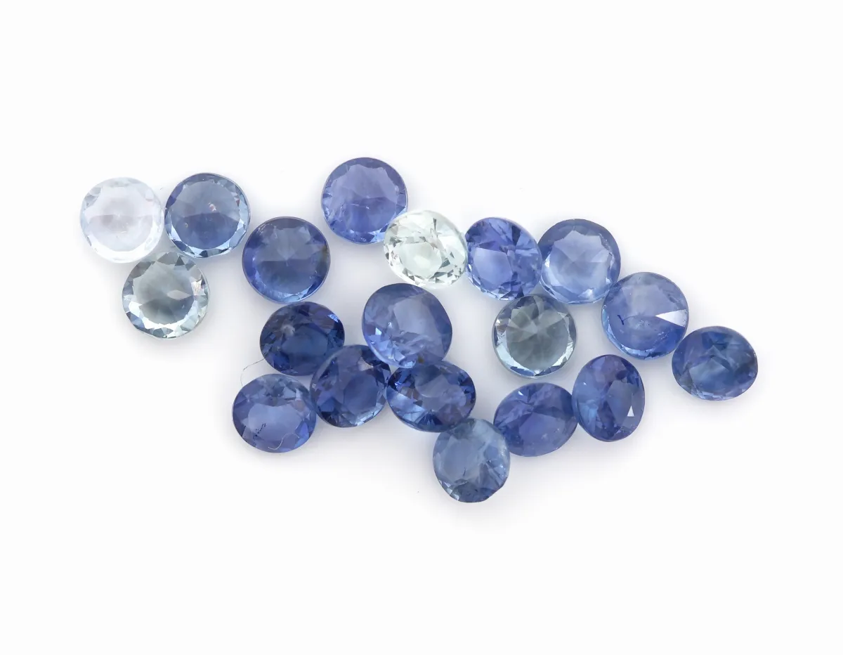 Lot de 20 saphirs libres, total env. 2,24 ct, taille ronde, couleurs diverses, prix estimé : 280, -