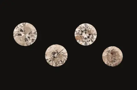 Lot de 4 diamants lâches total env. 1,37 ct blanc/p, D. env. 4,00, 4,3, 4,6 et 4,9 mm, (1 x an