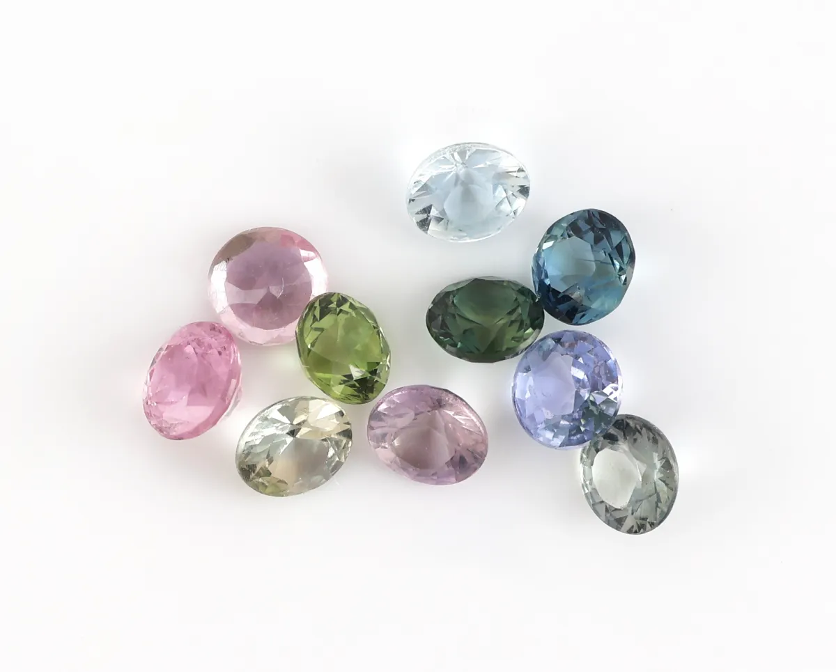 Lot 10 lose Saphire, zus. ca. 1.26 ct, rundfacett., versch. Farben Schätzpreis: 300, -