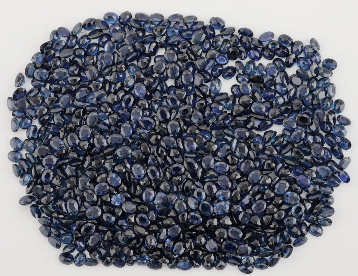 Lot de saphirs lâches, total env. 163,56 ct, taille ovale, tailles et nuances diverses