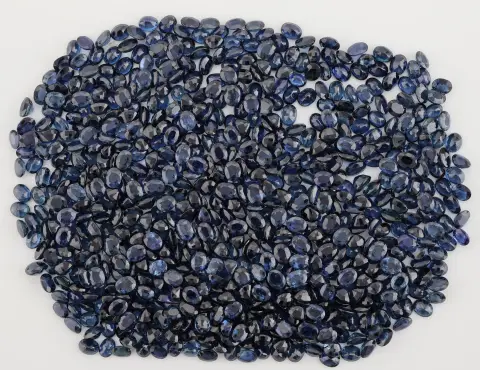 Lot de saphirs lâches, total env. 163,56 ct, taille ovale, tailles et nuances diverses