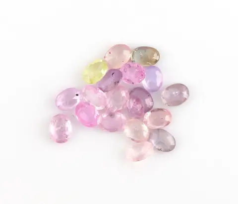 Lot de 19 saphirs non sertis, total env. 2,02 ct, taille ovale, couleurs diverses
