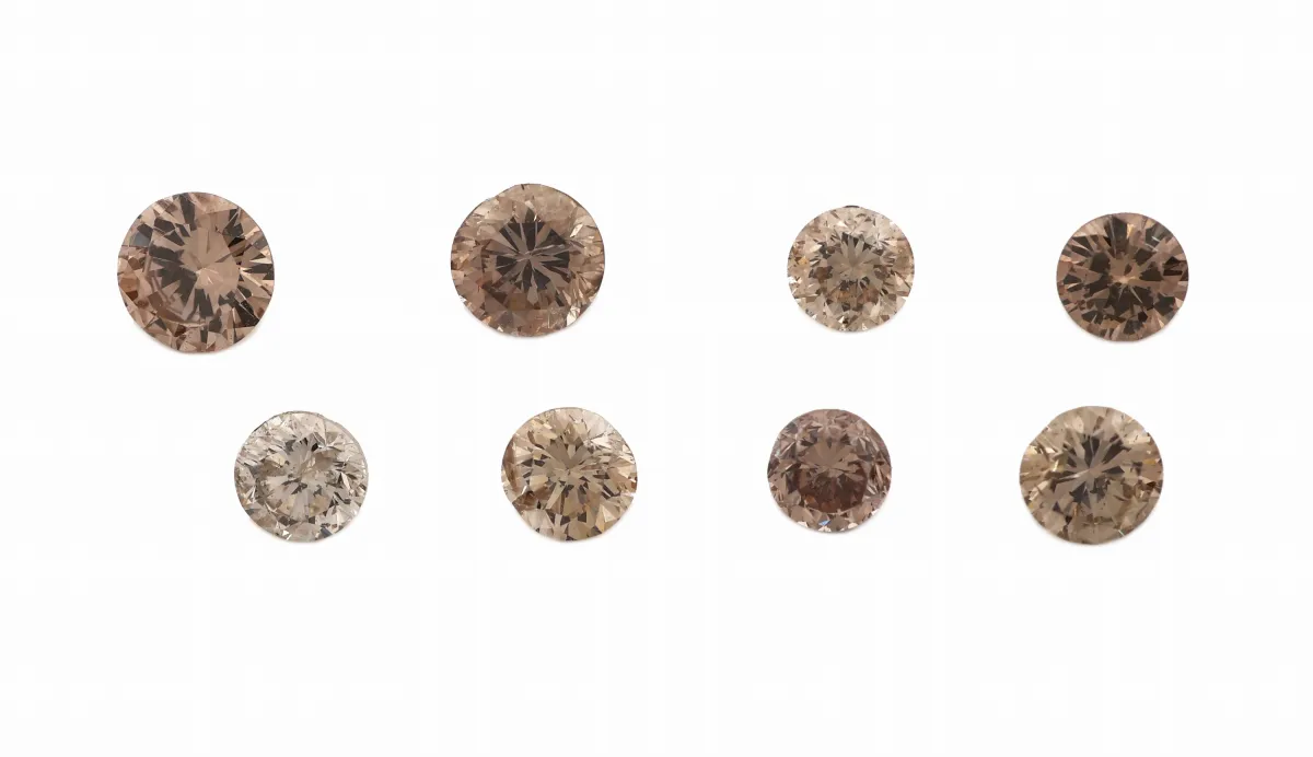Sada 8 volných briliantů, celkem cca 1,165 ct hnědý/si-vs, prům. cca 2,75, 3,0, 3,6 a 3,9 mm