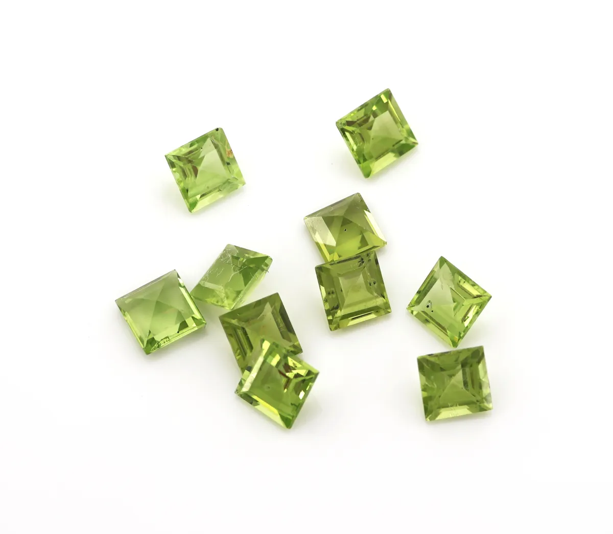 Lot 10 lose Peridots, zus. ca. 7.10 ct, Carrees Schätzpreis: 600, - EUR