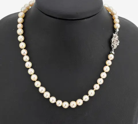 Collier de perles avec fermoir en or 18 kt et rubis, or blanc 750/000, perles de culture Akoya, diam. env.