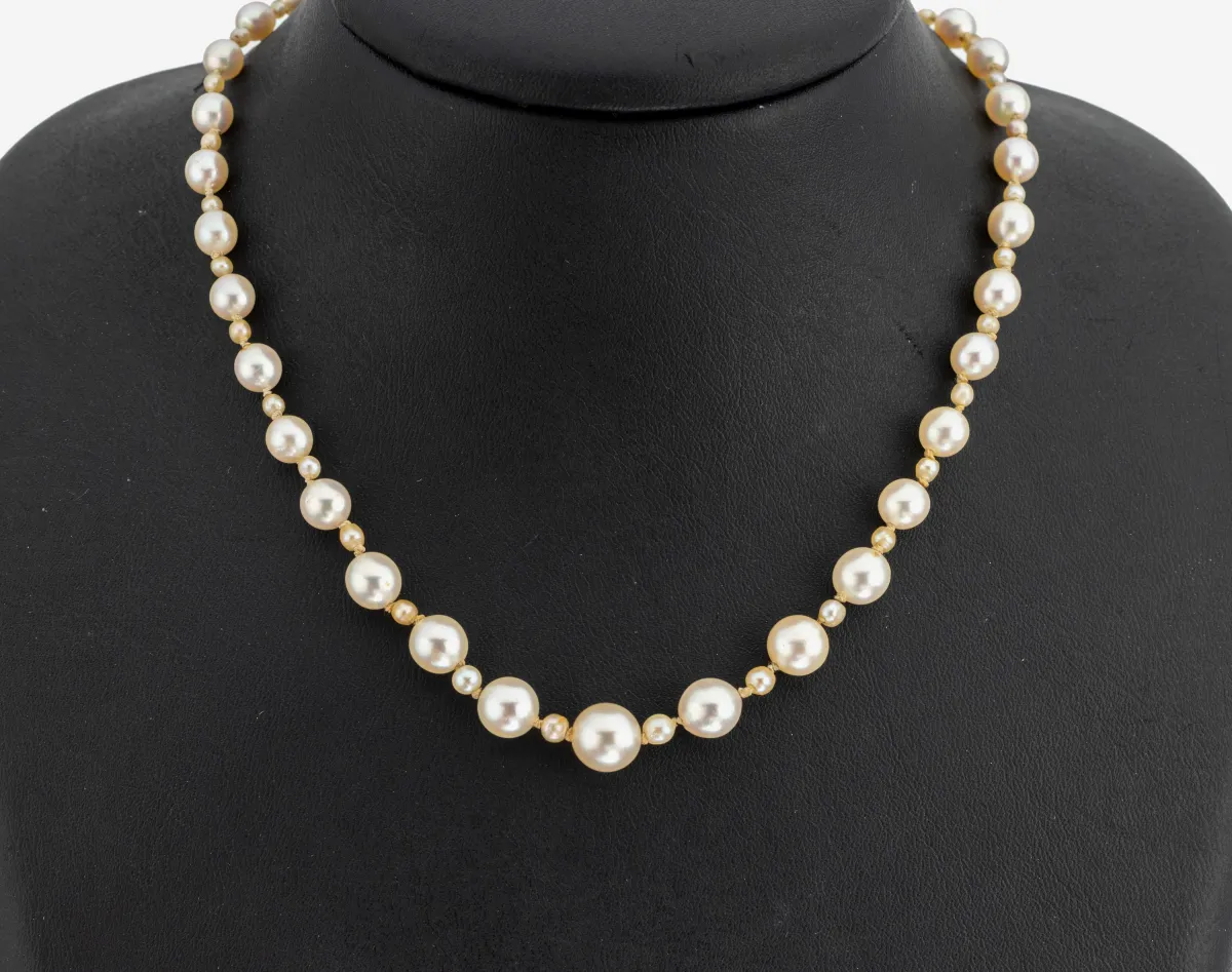 Collier de perles avec fermoir en or 18 kt et néphrite, or 750/000, perles de culture dégradées