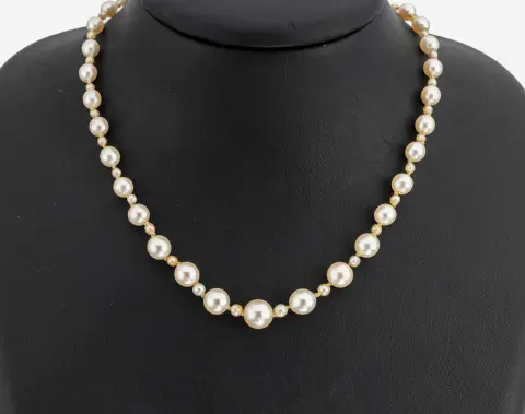 Collier de perles avec fermoir en or 18 kt et néphrite, or 750/000, perles de culture dégradées