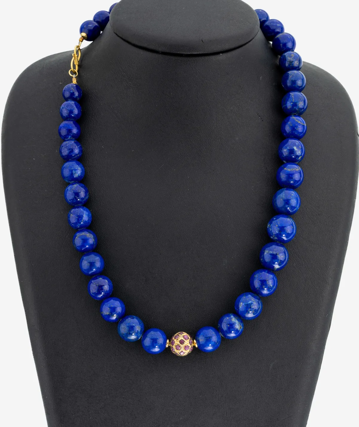 Lapis lazuli collier met 18 kt gouden sluiting, goud 750/000, in verloop