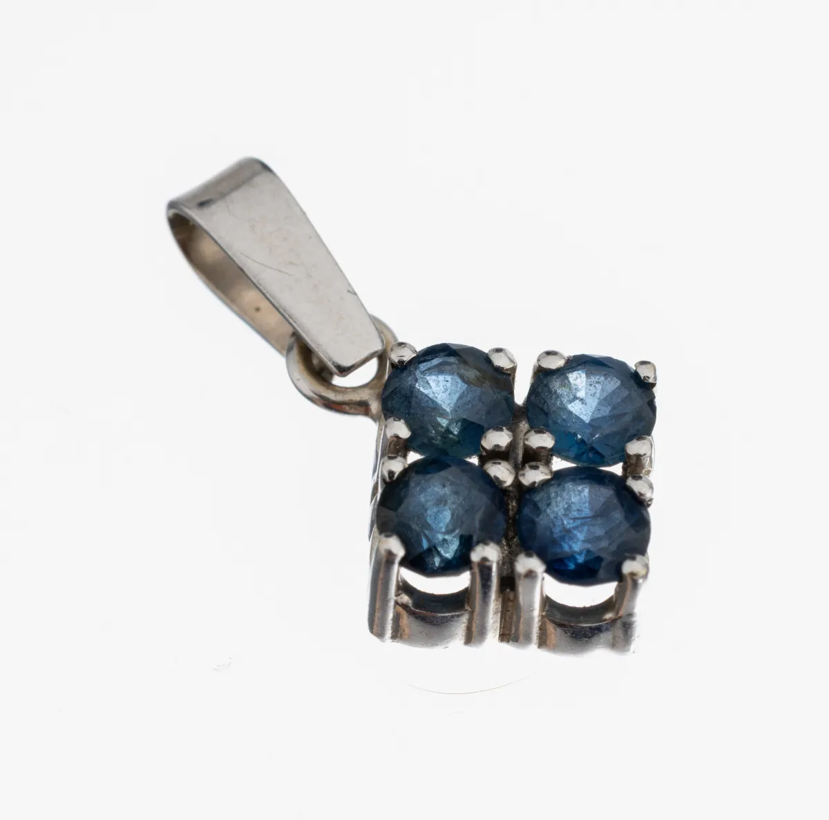 14 kt Gold Saphir-Anhänger, WG 585/000, 4 rundfacett. Saphire zus. ca. 0.50 ct, ca
