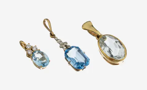 Lot de 3 pendentifs en or avec pierres de couleur, 1 x or 585/000, aigue-marine ovale facettée env. 0,50 ct