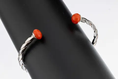 Bracelet en corail, années 1950-70, argent 835, forme torsadée, travail ajouré