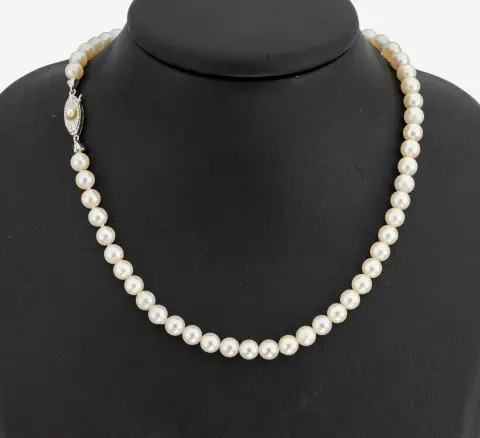 Collier de perles avec fermoir en or 14 kt, or jaune/blanc 585/000, perles de culture Akoya, diamètre env. 6,2-6,5 mm