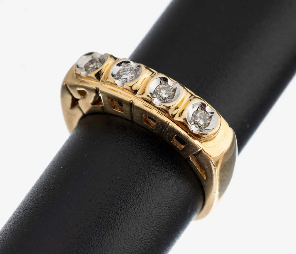14 kt Gold Brillant-Ring, GG 585/000, 4 Brillanten zus. ca. 0.20 ct Weiß/si,