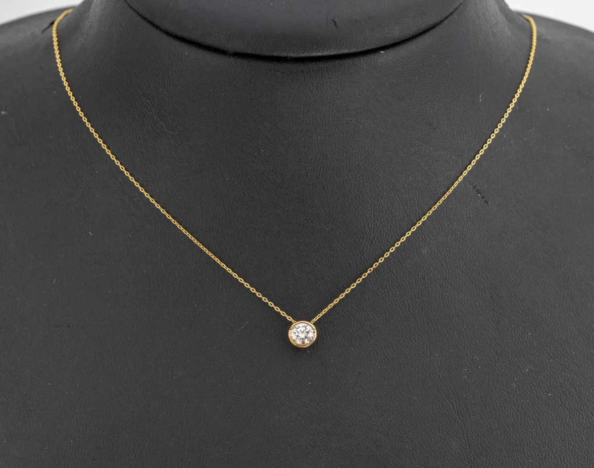 Collier or 9 ct diamant, or 375/000, pendentif mobile, diamant 0,25 ct (grav.)