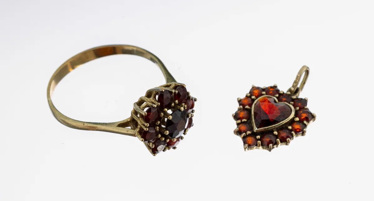 8 kt Gold Granat-Ring, GG 333/000, blütenf.Ringkopf mit rundfacett. Granaten, RW 64,