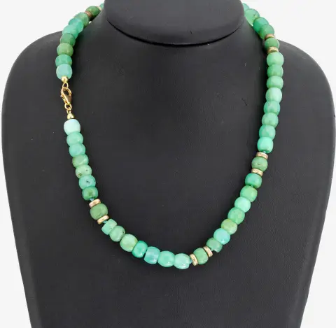 Collier en jade, maillons en jade de tailles et nuances variées, maillons intermédiaires en argent