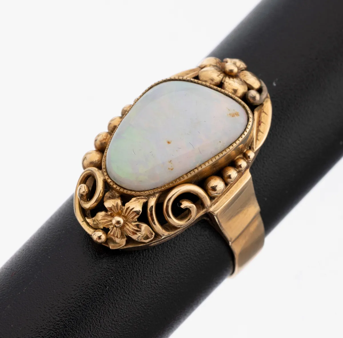 14 kt gold opal ring, yellow gold 585/000, ring head openworked with volutes, flowers and