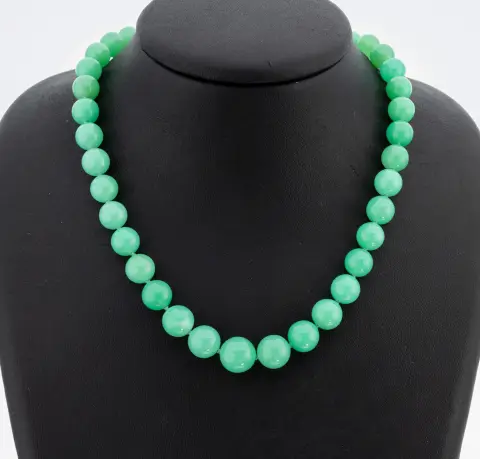 Chrysopraas collier met 14 kt gouden sluiting, geelgoud 585/000, chrysopraas kralen in oplopende grootte,