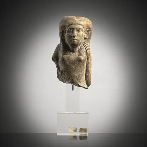 Buste d'une statuette féminine en calcaire