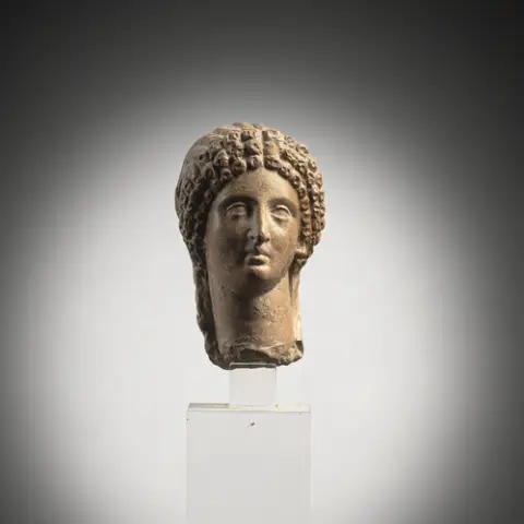 Tête de femme en terre rougeâtre