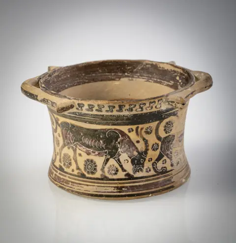 Pyxis avec frise animalière