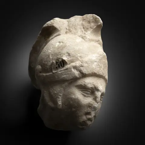 Représentation d'une tête de guerrier avec casque
