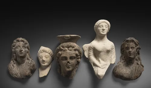 Groupe de cinq terres cuites de style hellénistique