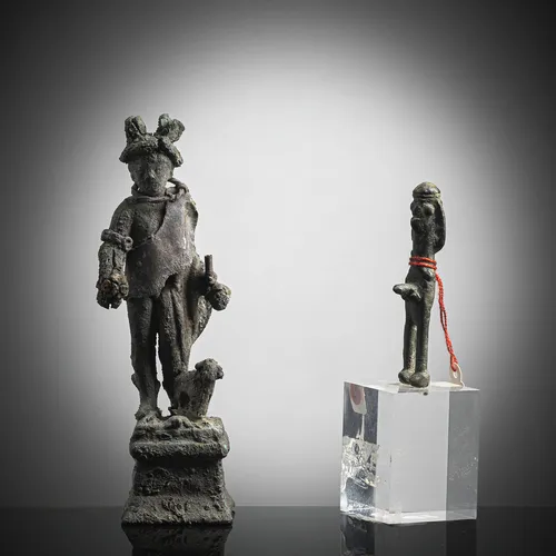 Deux figures en bronze