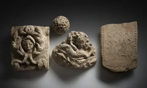 Quatre fragments de relief en pierre ou terre cuite