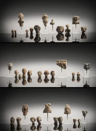 Groupe de 36 terres cuites, dont têtes et fragments