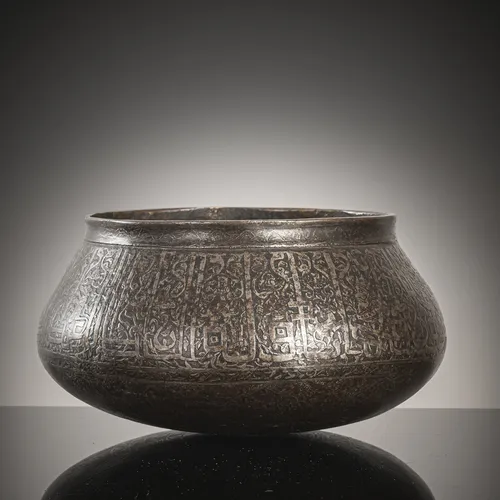 Coupe bombée en fer (?) avec bandeaux d'inscription, figures abstraites et représentations humaines