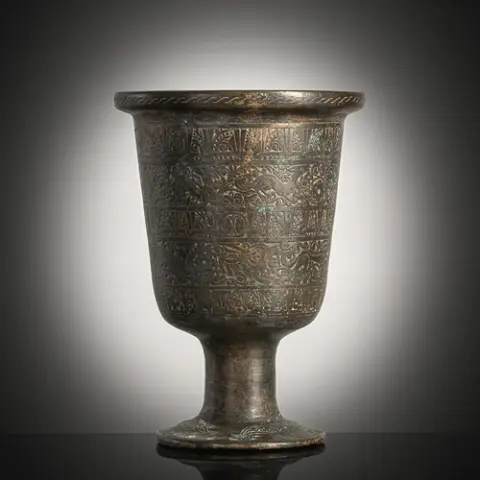 Gobelet en bronze gravé