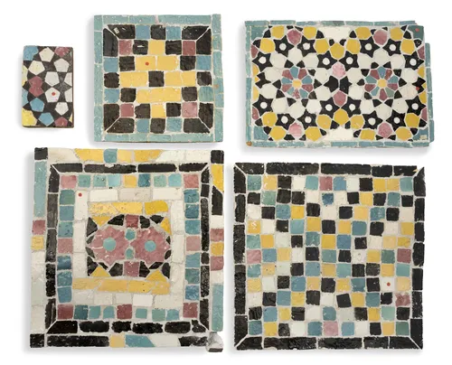 Groupe de cinq carreaux de mosaïque