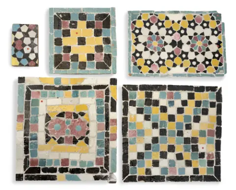 Groupe de cinq carreaux de mosaïque