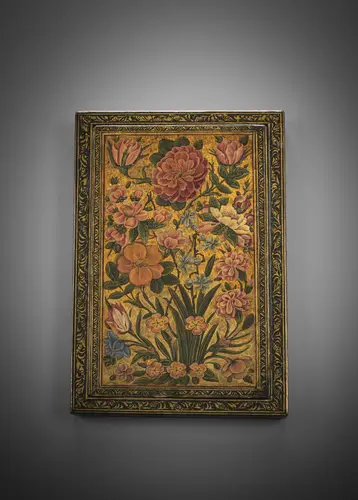 Boîte à miroir, face avant et arrière décorées de motifs floraux, à l'intérieur la représentation d'une jeune femme