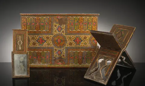 Support de Coran, paire de vantaux d'armoire et boîte à miroir avec décor de laque et de marqueterie