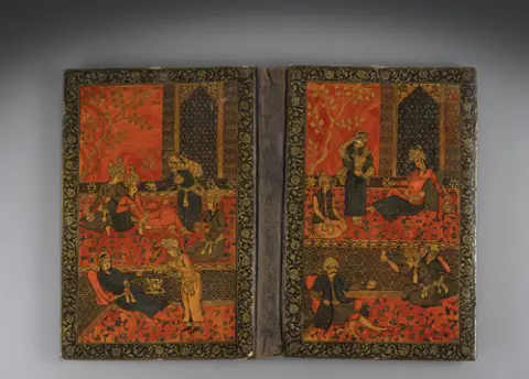Reliure décorative, plats avant et arrière avec peinture laquée polychrome. Scènes figuratives. À l'intérieur décor floral arabesque