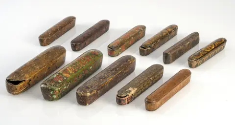 Groupe de 11 boîtes à écrire, en partie en laque/papier mâché, en partie en bois, en partie éléments d'ameublement