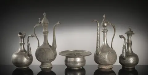 Groupe de quatre pichets et une chauffe-plat en cuivre étamé