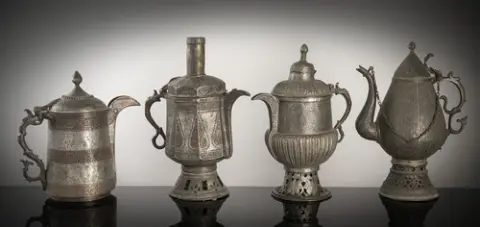 Quatre pichets / samovar en métal / cuivre, partiellement étamé
