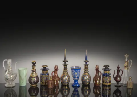 Groupe de 14 pièces en verre, dont flacons et cruches, en partie pour le marché ottoman