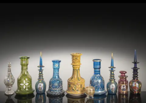 Groupe de 9 pièces comme bases de pipes à eau, bouteilles à couvercle, etc. en verre et une base de pipe à eau en céramique pour le marché oriental