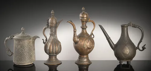 Quatre cruches, en partie en cuivre/bronze