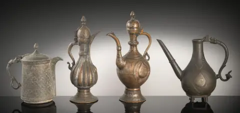 Quatre cruches, en partie en cuivre/bronze
