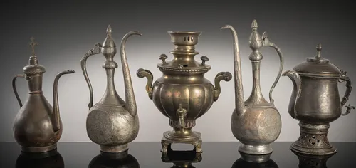 Čtyři konvice a samovar z kovu/mědi, částečně pocínované